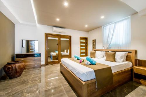 um quarto com uma cama grande e almofadas azuis em Panorama em Xaghra