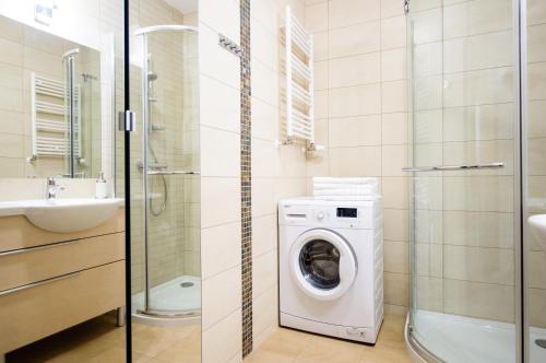 ein Badezimmer mit Waschmaschine und Trockner in der Unterkunft Apartament z basenem Polanki in Kołobrzeg