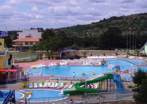 una grande piscina con parco acquatico con scivolo di Arkadia Guest House a Primorsko