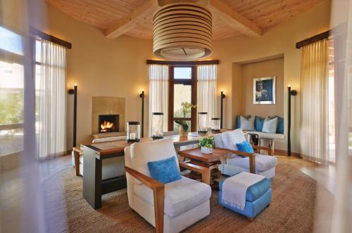 ein Wohnzimmer mit einem Sofa und einem Tisch in der Unterkunft Four Seasons Resort Rancho Encantado Santa Fe in Santa Fe