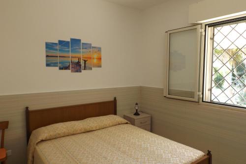 トッレ・ラピッロにあるVilla Aloeのベッドルーム(ベッド1台、窓付)