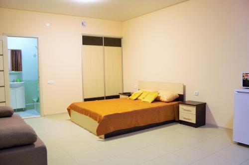 エイスクにあるDiona Apartmentのベッドルーム1室(黄色い枕のベッド1台付)
