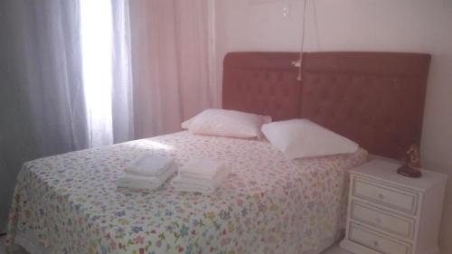 une chambre avec un lit avec deux serviettes dessus dans l'établissement Porto Real Luz Do Sol, à Mangaratiba