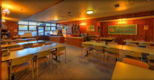 Kookaburra Lodge tesisinde bir restoran veya yemek mekanı