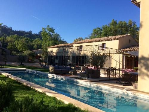 Πισίνα στο ή κοντά στο Une Sieste en Luberon