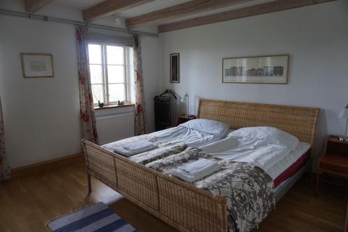 シーヴィックにあるAdagio på Österlenのベッドルーム1室(白いシーツ付きのベッド1台、窓付)