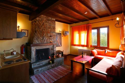 un soggiorno con divano e camino di Morfi Hotel a Lago Kerkíni