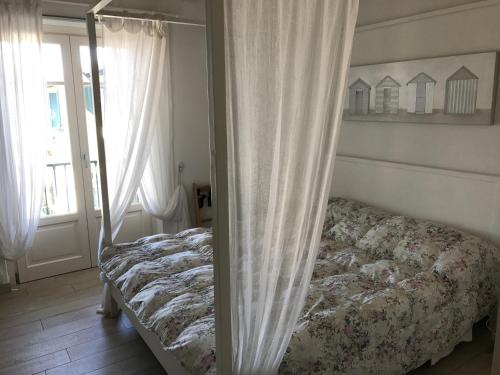 a bedroom with a bed and a mirror at Hotel La Primula in Forte dei Marmi