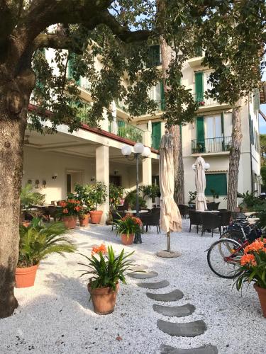 a courtyard with plants and a building at Hotel La Primula in Forte dei Marmi