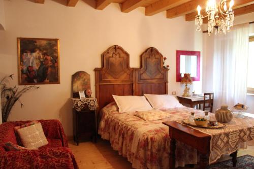 sypialnia z dużym łóżkiem i stołem w obiekcie Agriturismo alle Torricelle w Weronie