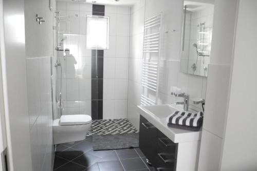ザンクト・アルデグントにあるbe Clemenseのバスルーム(トイレ、洗面台、シャワー付)