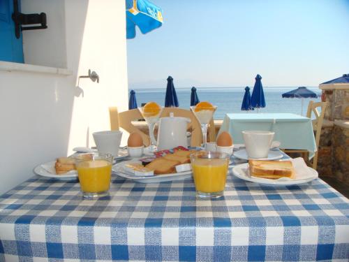 un tavolo con un piatto di cibo e succo d'arancia di Dream Island Hotel a Livadia