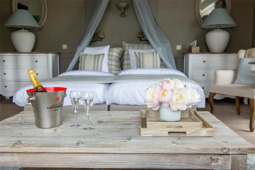 - une chambre avec un lit et une table avec des verres et des fleurs dans l'établissement Lebeau 19 Hotel, à Knokke-Heist