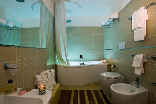 Koupelna v ubytování Mahara Hotel & Wellness