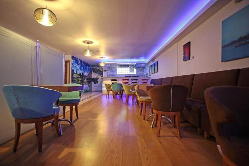 a restaurant with chairs and tables in a room at Yildizoglu Hotel in Samsun
