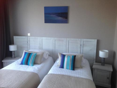 two beds sitting next to each other in a bedroom at Les Fregates in Veulettes-sur-Mer