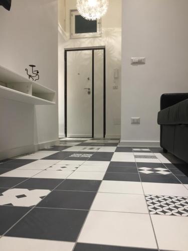 a room with a black and white checkered floor at Giuseppe & Greta in Bari