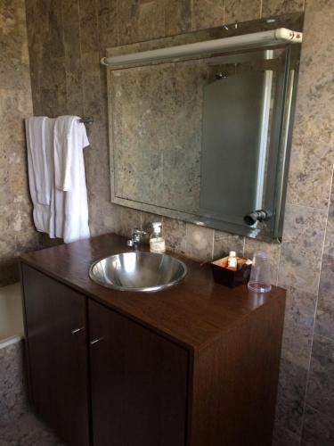 y baño con lavabo y espejo. en Apartamento Praia Azul, en Vila do Conde