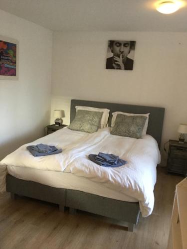 - une chambre avec un lit et 2 serviettes dans l'établissement Florian Studio's, à Zandvoort