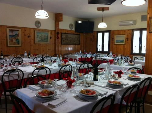 una sala conferenze con tavoli e sedie con cibo sopra di Laghi Paradiso a Rovereto sulla Secchia