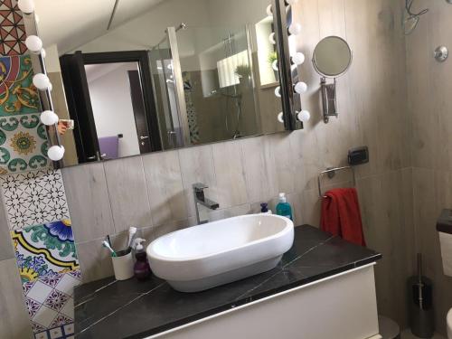 アヴォラにあるSTANZA PRIVATA 2 POSTI LETTO CON BAGNOのバスルーム(白い洗面台、鏡付)
