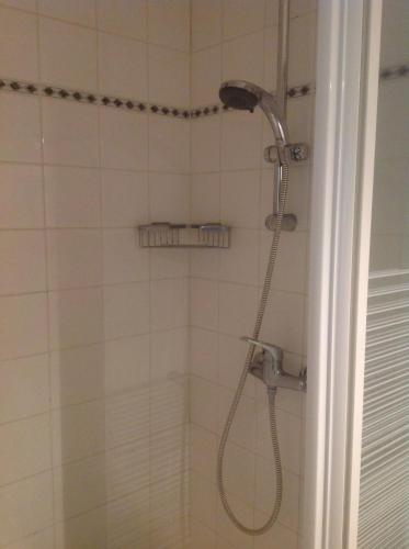 une douche avec pommeau de douche dans une salle de bain dans l'établissement Village Le Chat, à Écuras