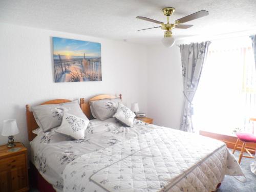 Un pat sau paturi într-o cameră la The Anchorage