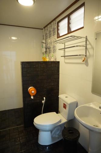 Koupelna v ubytování Bansuwan Homestay