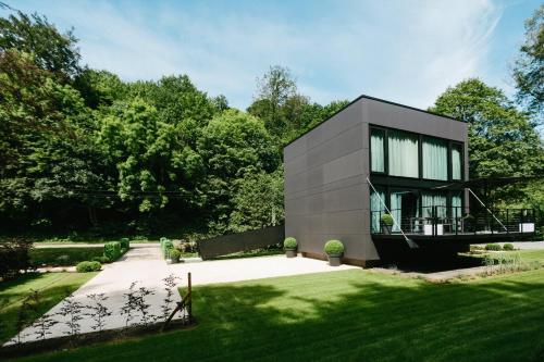 een modern huis met een groene tuin bij Le Cube in Profondeville