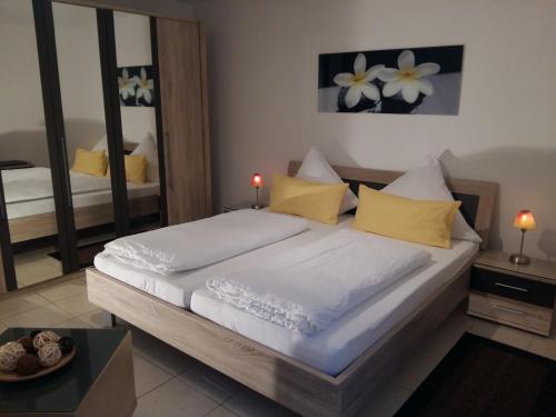 1 dormitorio con 1 cama grande con almohadas amarillas en Ferien in Goslar, Freiers Ferienwohnungen, en Goslar
