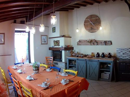 una cocina con mesa y una cocina con mesa y sillas en Alla Corte di Carla, en Borgo San Lorenzo