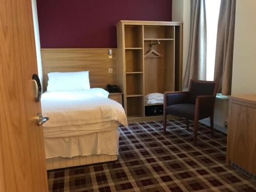 Postel nebo postele na pokoji v ubytování 19th Hole Hotel, Carnoustie