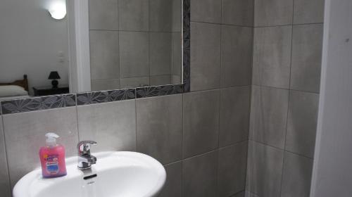 Ένα μπάνιο στο Marcos Rooms