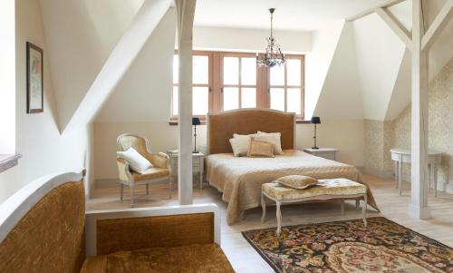 um quarto com uma cama, uma cadeira e uma mesa em Botanica em Dánszentmiklós