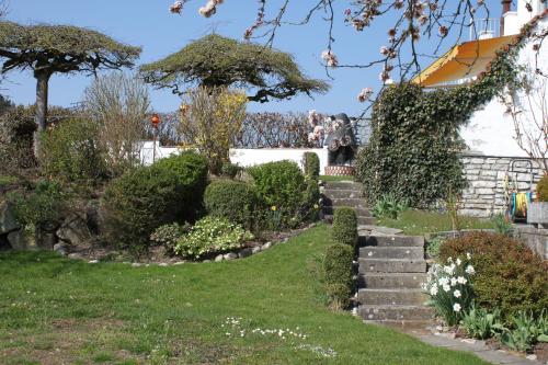 a garden with stairs and flowers in a yard at Hotel/Pension Rosengarten in Franking