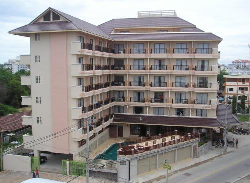 un grande edificio rosa con un tetto di Sunview Place a Centro di Pattaya