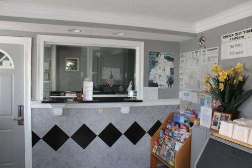 a kitchen with a counter and a counter top at Elm Motel in Westfield