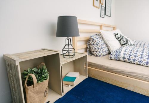 sypialnia z łóżkiem piętrowym z lampką i rośliną w obiekcie d.Five Golden Hand Luxury Apartment w Budapeszcie
