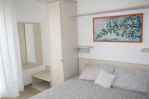 1 dormitorio con 1 cama y una pintura en la pared en B&B Stelle Della Daunia, en San Severo