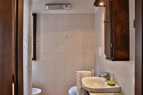 カスティリオーネ・デッラ・ペスカーイアにあるLa Casetta di Valentinaの小さなバスルーム(洗面台、トイレ付)