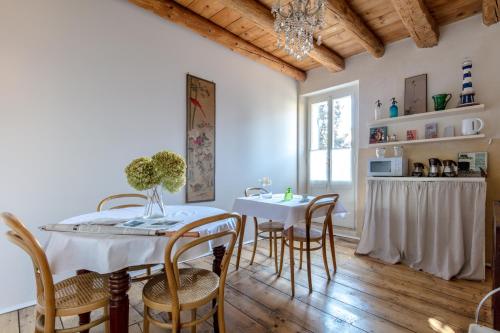 a dining room with a table and chairs at CasaBiondani Lazise in Lazise