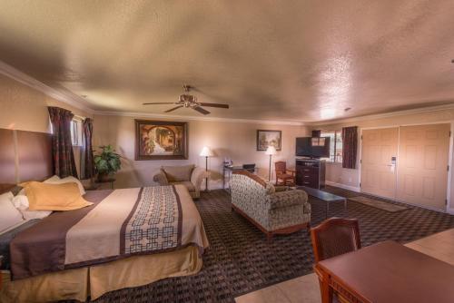 Gallery image of Edge Water Inn in Reedley