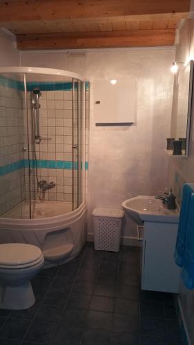 a bathroom with a tub and a toilet and a sink at Casa Vacanze Daniela in Santa Teresa Gallura