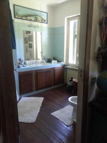 a bathroom with a tub and a sink and a toilet at Antica Cascina del Medico in Muzzano