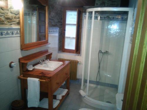 a bathroom with a sink and a shower at Casa Colason in El Otero