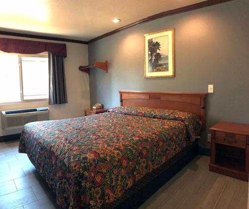A bed or beds in a room at Starlight Inn Canoga Park