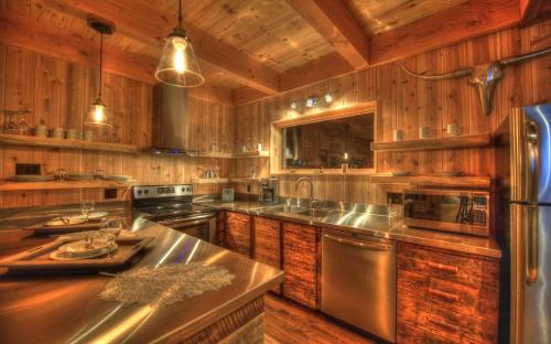 Kitchen o kitchenette sa Les Bouleaux - Les Chalets Spa Canada
