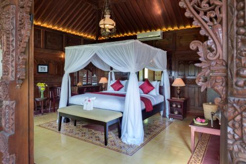 Кровать или кровати в номере Diamond Beach Villa Lombok