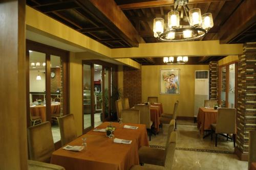 Villa Caceres Hotel tesisinde bir restoran veya yemek mekanı