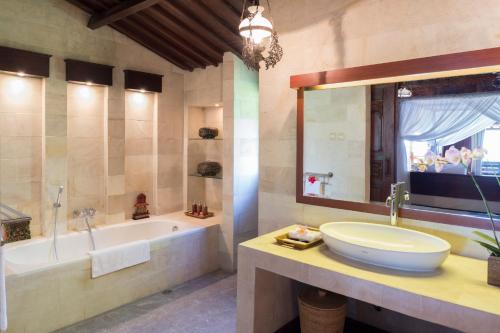 Koupelna v ubytování Diamond Beach Villa Lombok
